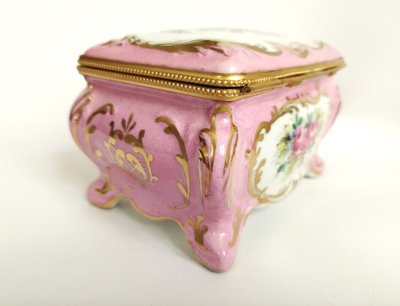 Boite ancienne en Porcelaine Peinte  à la main  signé