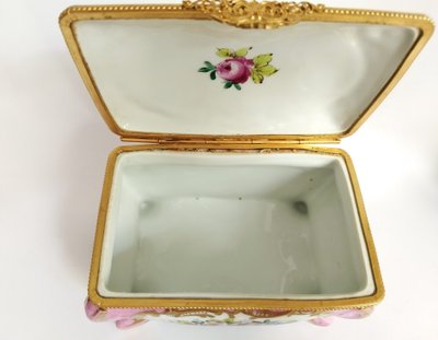 Boite ancienne en Porcelaine Peinte  à la main  signé