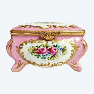 Boite ancienne en Porcelaine Peinte  à la main  signé