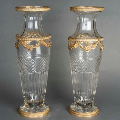 Une paire de vases en cristal et belle ornementation en bronze doré, fin XIXème siècle 