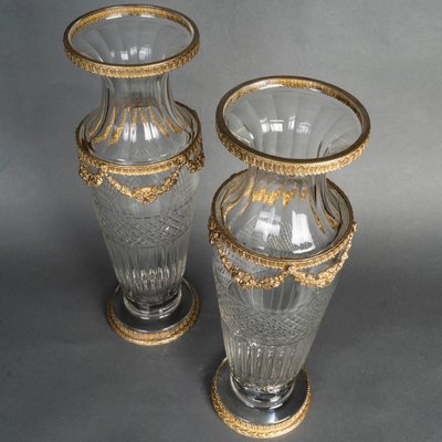 Une paire de vases en cristal et belle ornementation en bronze doré, fin XIXème siècle 