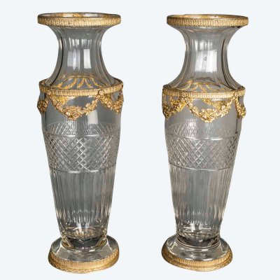 Une paire de vases en cristal et belle ornementation en bronze doré, fin XIXème siècle 
