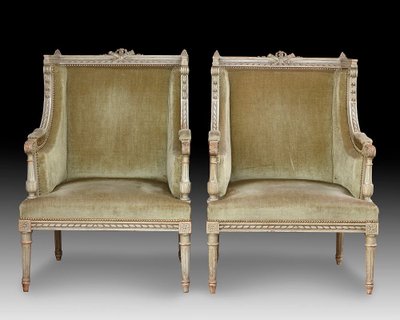 Une paire de grandes bergères en. bois sculpté peint gris vert, fin XIXème siècle 