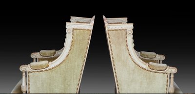 Une paire de grandes bergères en. bois sculpté peint gris vert, fin XIXème siècle 