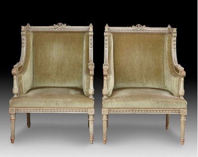 Une paire de grandes bergères en. bois sculpté peint gris vert, fin XIXème siècle 