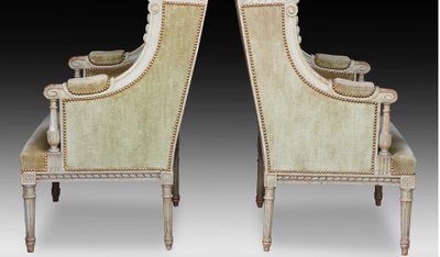 Une paire de grandes bergères en. bois sculpté peint gris vert, fin XIXème siècle 