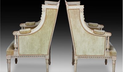 Une paire de grandes bergères en. bois sculpté peint gris vert, fin XIXème siècle 