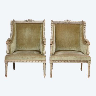 Une paire de grandes bergères en. bois sculpté peint gris vert, fin XIXème siècle 