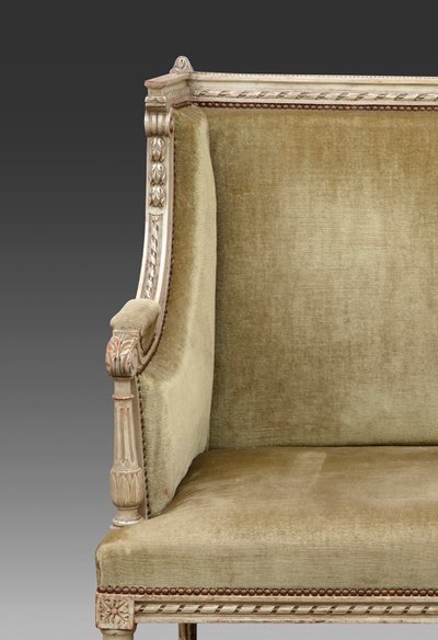 Un canapé en bois sculpté et peint gris vert, fin XIXème siècle 