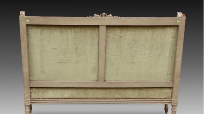 Un canapé en bois sculpté et peint gris vert, fin XIXème siècle 