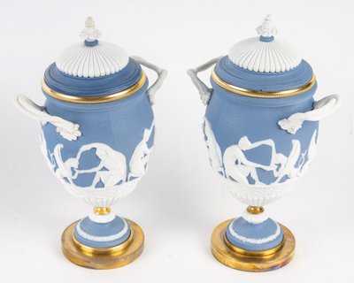 Une paire de vases en biscuit de porcelaine, fin XIXème siècle 
