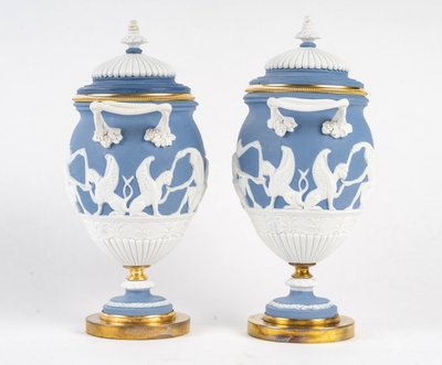 Une paire de vases en biscuit de porcelaine, fin XIXème siècle 