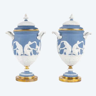 Une paire de vases en biscuit de porcelaine, fin XIXème siècle 