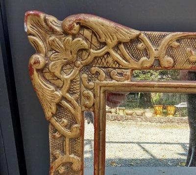Vecchio specchio dorato con primo piano