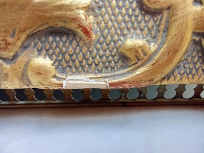 Vecchio specchio dorato con primo piano