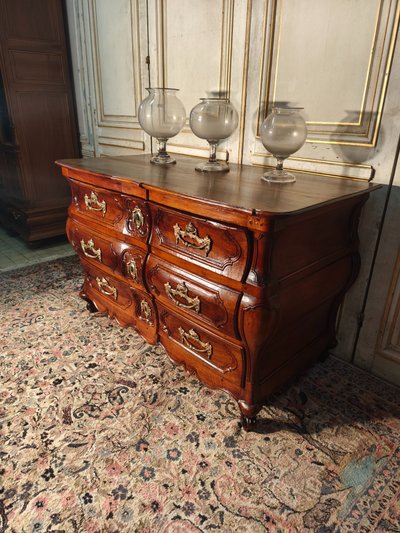 Commode louis XV de forme tombeau arbalète 18 ème en noyer 
