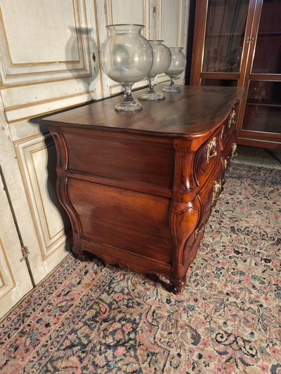 Commode louis XV de forme tombeau arbalète 18 ème en noyer 