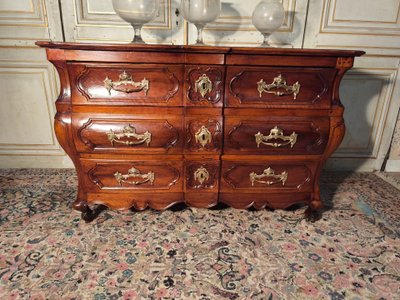 Commode louis XV de forme tombeau arbalète 18 ème en noyer 