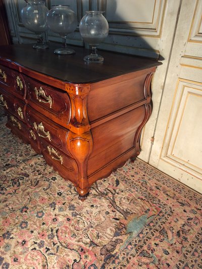 Commode louis XV de forme tombeau arbalète 18 ème en noyer 
