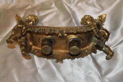 Bronze inkwell with two winged cupids playing with a sheet, 19th century romantic period