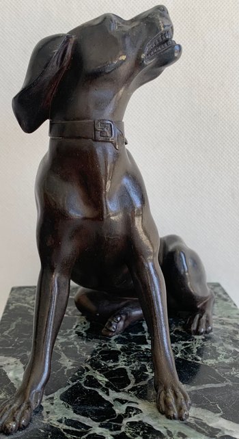 Scultura in bronzo di cane seduto