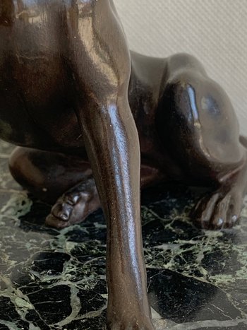 Scultura in bronzo di cane seduto