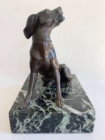 Scultura in bronzo di cane seduto