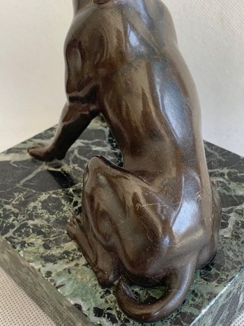 Scultura in bronzo di cane seduto