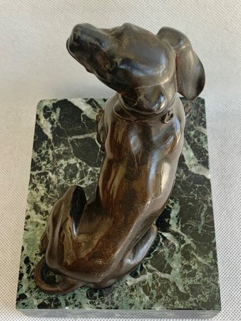 Scultura in bronzo di cane seduto