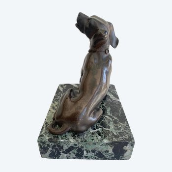 Scultura in bronzo di cane seduto