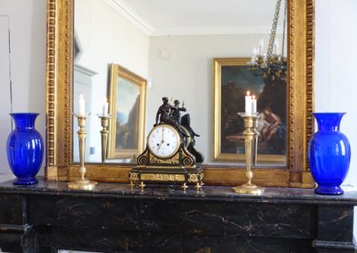 Uhr aus patinierter und vergoldeter Bronze aus der Zeit Ludwigs XVI. - Allegorie der Liebe, spätes 18. Jahrhundert