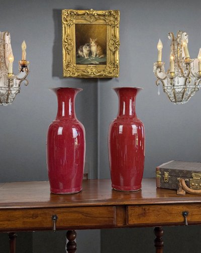 PAIRE DE GRANDS VASES BALUSTRE EN PORCELAINE ÉMAILLÉE SANG DE BŒUF CHINE XIXe