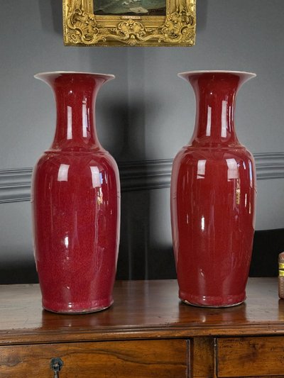 PAIRE DE GRANDS VASES BALUSTRE EN PORCELAINE ÉMAILLÉE SANG DE BŒUF CHINE XIXe