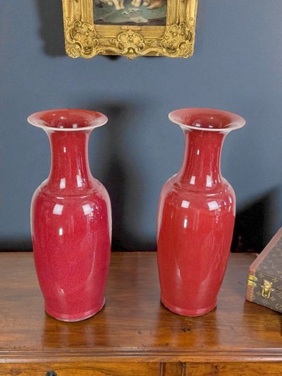 PAIRE DE GRANDS VASES BALUSTRE EN PORCELAINE ÉMAILLÉE SANG DE BŒUF CHINE XIXe