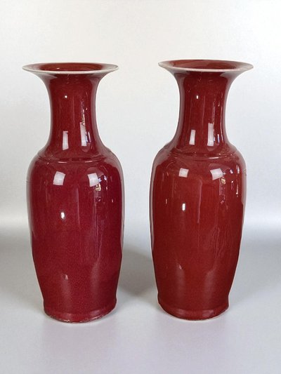 PAIRE DE GRANDS VASES BALUSTRE EN PORCELAINE ÉMAILLÉE SANG DE BŒUF CHINE XIXe