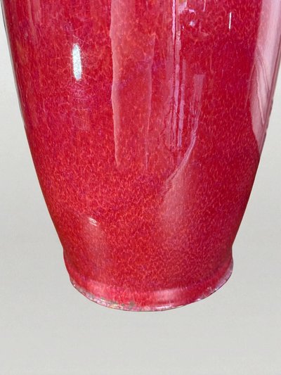 PAIRE DE GRANDS VASES BALUSTRE EN PORCELAINE ÉMAILLÉE SANG DE BŒUF CHINE XIXe