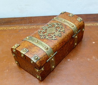 Mit vergoldeter Bronze ausgestattete Schatulle.