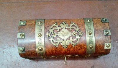Mit vergoldeter Bronze ausgestattete Schatulle.