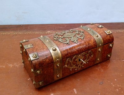 Mit vergoldeter Bronze ausgestattete Schatulle.