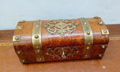 Mit vergoldeter Bronze ausgestattete Schatulle.