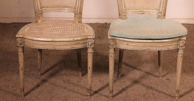 suite de 12 chaises de style Louis XVI en bois polychrome -19° siècle
