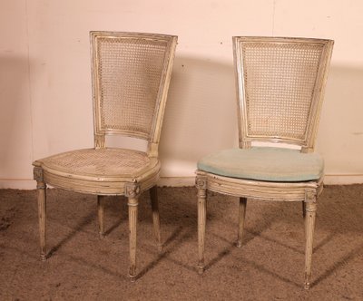suite de 12 chaises de style Louis XVI en bois polychrome -19° siècle