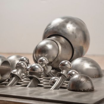 Claude Viseux, Wandskulptur, Titanium