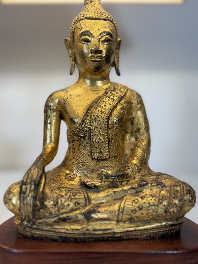 Paire de lampes Bouddha en fonte dorée - Travail d'Asie du Sud-Est - XXe siècle
