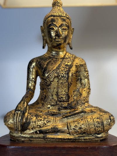 Paire de lampes Bouddha en fonte dorée - Travail d'Asie du Sud-Est - XXe siècle