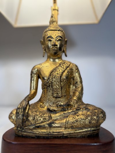 Paire de lampes Bouddha en fonte dorée - Travail d'Asie du Sud-Est - XXe siècle
