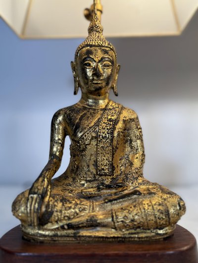 Paire de lampes Bouddha en fonte dorée - Travail d'Asie du Sud-Est - XXe siècle