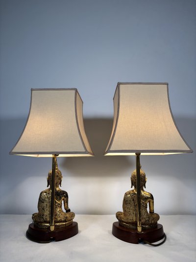 Paire de lampes Bouddha en fonte dorée - Travail d'Asie du Sud-Est - XXe siècle