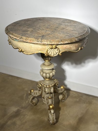 Tavolo rotondo con piedistallo in legno dipinto, piano dipinto effetto marmo, fine XIX secolo