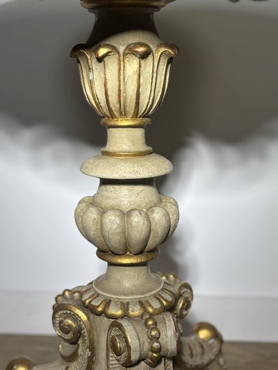 Tavolo rotondo con piedistallo in legno dipinto, piano dipinto effetto marmo, fine XIX secolo